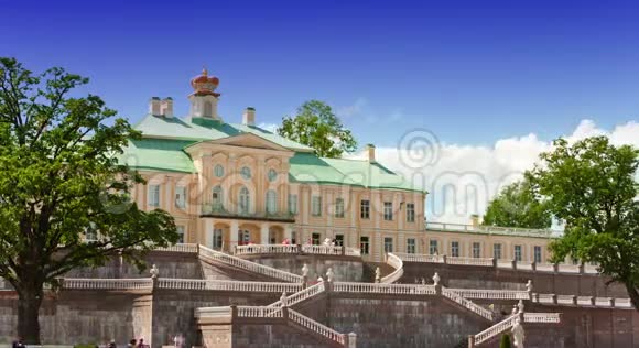 俄罗斯彼得堡Oranienbaum洛蒙诺索夫大门西科夫斯基宫殿时间流逝视频的预览图