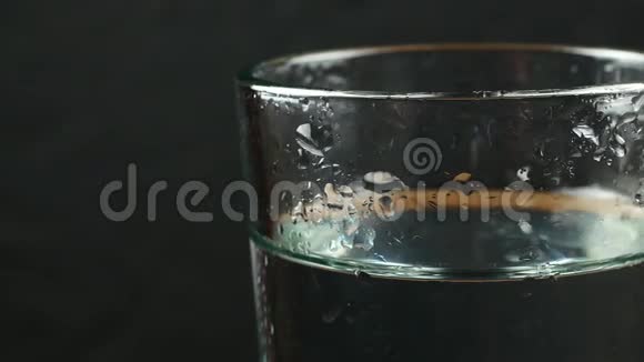 黑色背景上有水的玻璃视频的预览图