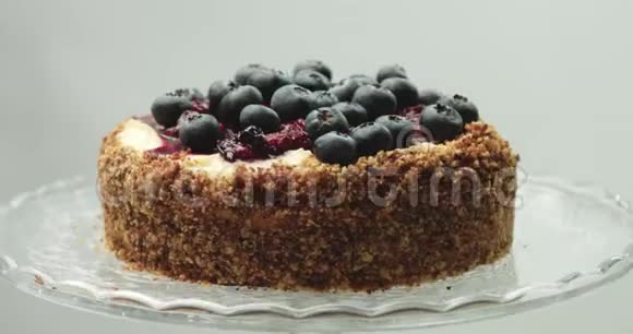 美味的蛋糕奶油和蓝莓视频的预览图