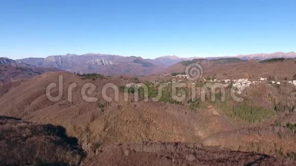 空中拍摄秋天的风景在高山上用针叶木太阳高高地在天空视频的预览图