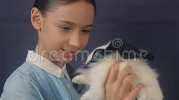 有趣的复活节兔子在和那个女孩玩视频的预览图