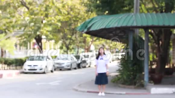 泰国学生少年美女跑再见视频的预览图