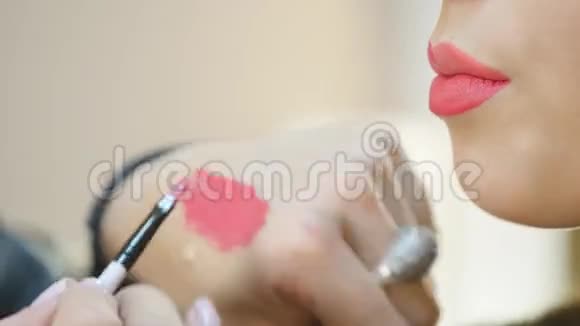 化妆专业化妆唇膏口红视频的预览图