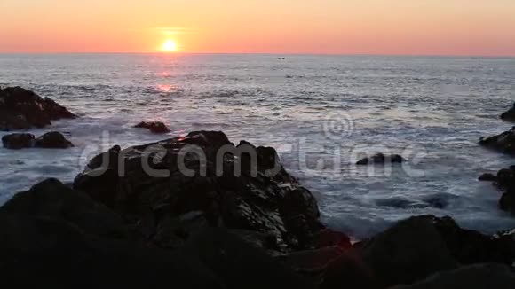 在岩石般的大西洋海岸日落自然视频的预览图