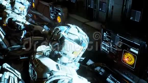 太空船上的宇航员在电脑上工作视频的预览图
