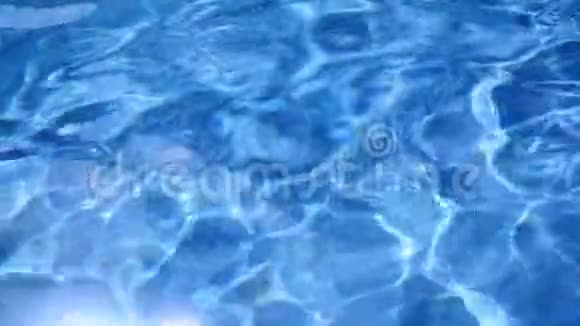 游泳池的背景和阳光在游泳池慢动作1920x1080视频的预览图