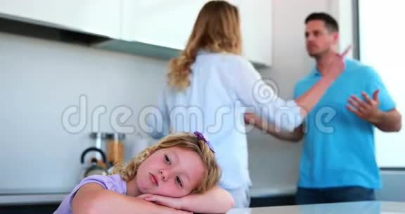 父母在伤心的女儿背后争吵视频的预览图