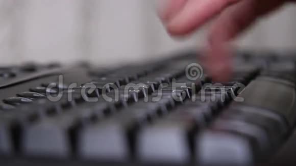 手按电脑键盘键进入视频的预览图