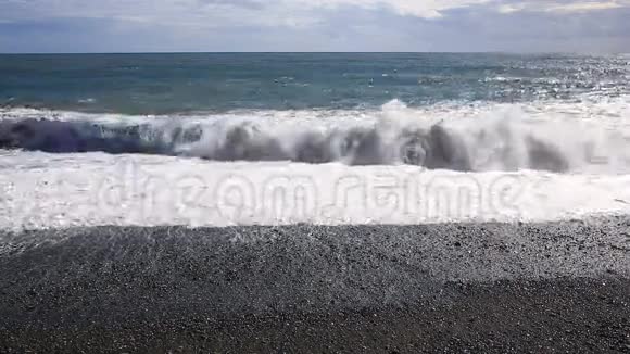 海上风暴巨大的泡沫在石滩上破碎视频的预览图