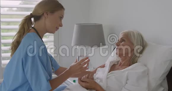 高级妇女和护士视频的预览图
