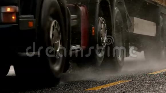 重型卡车在潮湿的道路上行驶视频的预览图