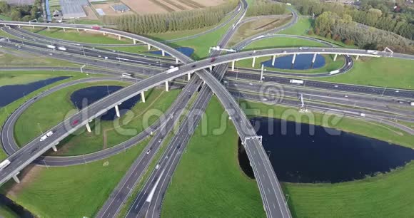 荷兰高速公路路口的空中射击视频的预览图