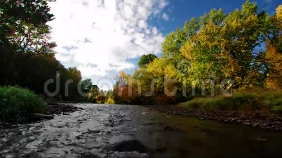 爱达荷州秋季大河急流视频的预览图