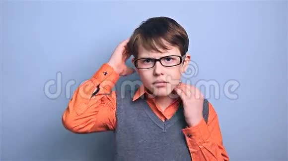 戴眼镜的男孩男生偏头痛学校视频的预览图