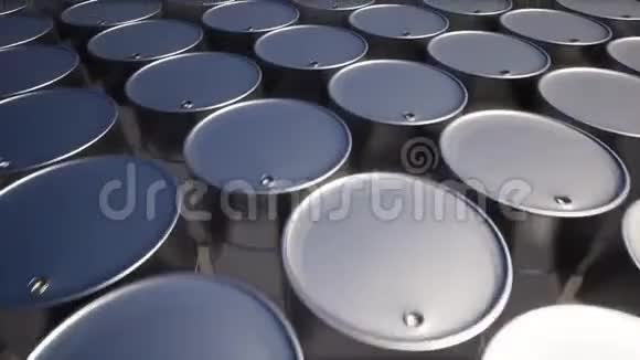 砂上的金属油桶视频的预览图