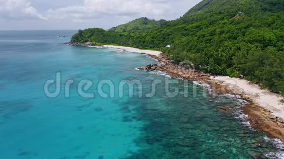 塞舌尔马河岛带珊瑚礁和蓝色泻湖的热带岛屿海岸线4K空中景观视频的预览图