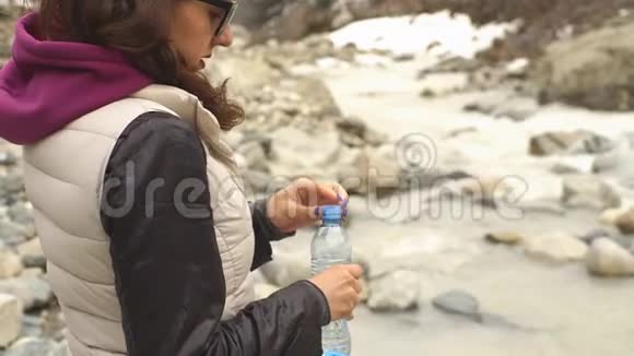年轻女子在山上喝水视频的预览图
