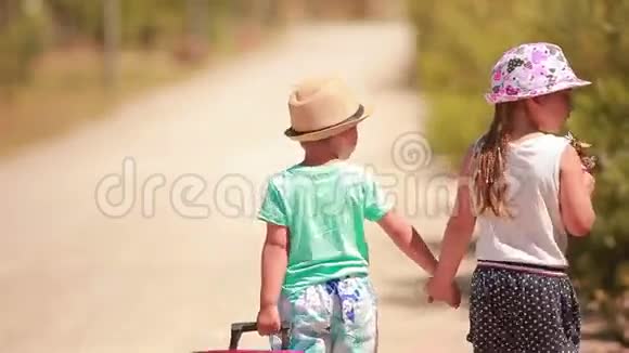 小女孩和小男孩带着手提箱上路视频的预览图