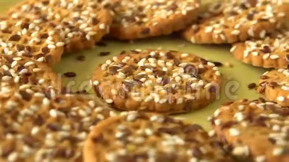 美味可口的新鲜烘焙自制饼干旋转在绿色竹盘上失踪了视频的预览图