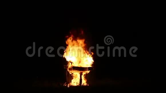 夜间前景火灾燃烧椅视频的预览图