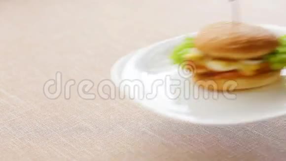 侍者端来一个盛有汉堡的盘子视频的预览图