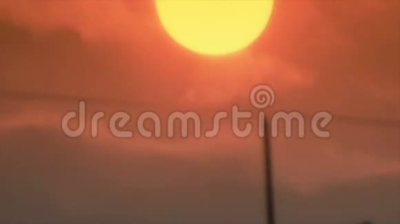 太阳在天空中下山视频的预览图