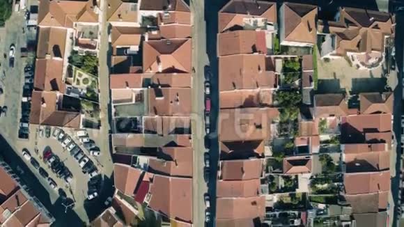 鸟瞰红色瓷砖屋顶城市视频的预览图