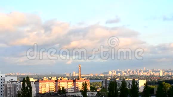 基辅上空美丽的云层的时间推移视频的预览图