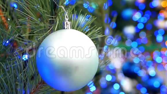 圣诞树球灯视频的预览图