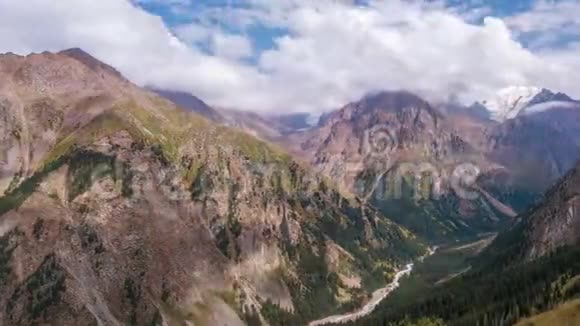 天山山脉时间流逝全景4视频的预览图