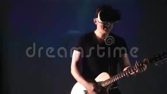 戴VR眼镜的人弹吉他视频的预览图