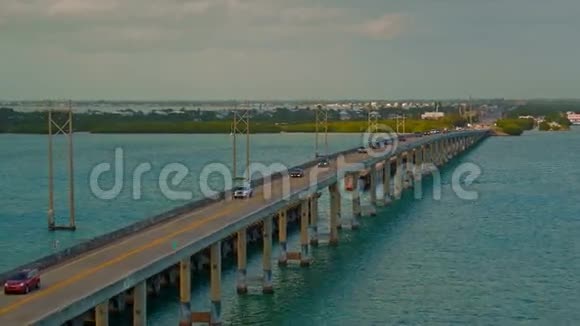 公路交通在跨海大桥上行驶视频的预览图