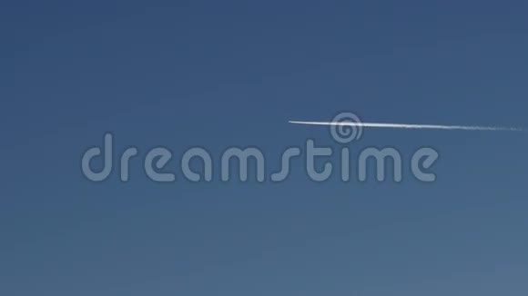 飞机在跑道后面的天空中飞行视频的预览图