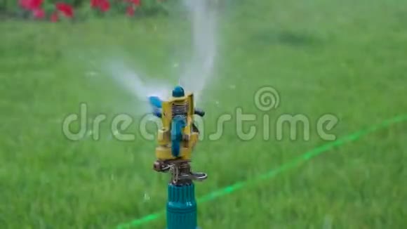 花园洒水喷头的缓慢蔓延视频的预览图