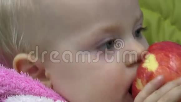 可爱的婴儿吃苹果第一个牙齿先试着咀嚼4K超高清超高清视频的预览图