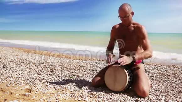 Djembe鼓手在寂寞的海滩上击败了Rythm视频的预览图