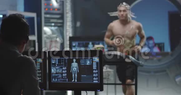 宇航员在跑步机上跑步视频的预览图