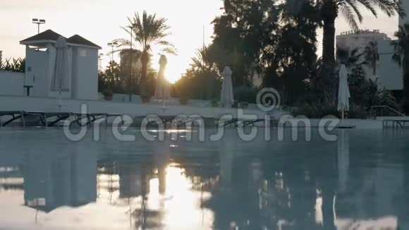 日落前酒店游泳池视频的预览图