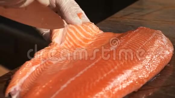 厨师在餐馆里收集新鲜鲑鱼视频的预览图