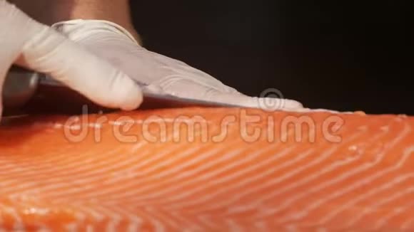 厨师在餐馆里收集新鲜鲑鱼视频的预览图