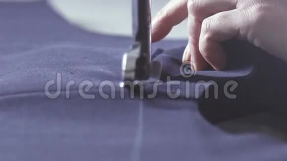裁剪布料在一家纺织厂蓝色裁剪了服装面料视频的预览图