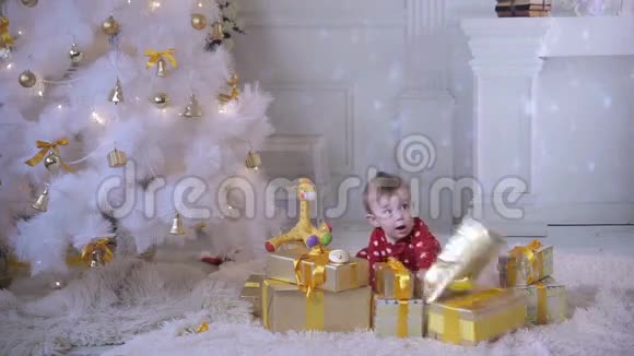 宝贝在圣诞树附近玩耍在新年庆祝活动中视频的预览图