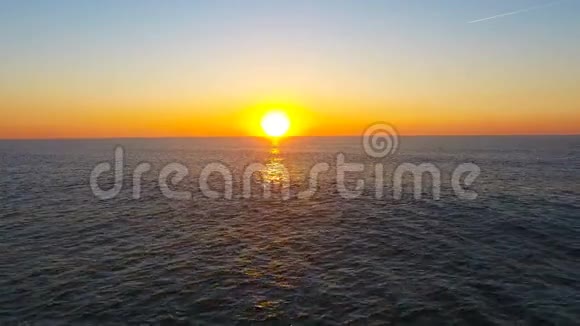 在马德拉莫尼兹港的夕阳下海浪哗哗作响视频的预览图