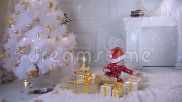 宝贝在圣诞树附近玩耍在新年庆祝活动中视频的预览图