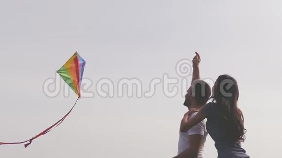 快乐的夫妇放风筝慢动作视频的预览图