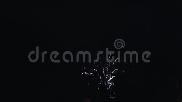 在夜空中爆炸多种颜色的烟花吹吧照明在发光庆祝活动视频的预览图