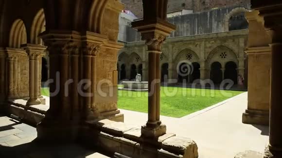 圣克鲁斯修道院视频的预览图