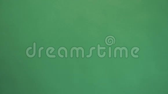 年轻女孩穿着泳衣和夏帽喝着椰子鸡尾酒和微笑绿色背景视频的预览图