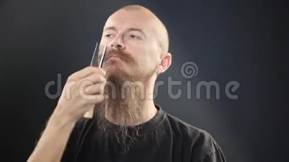 一个留着长胡子的秃头男人视频的预览图