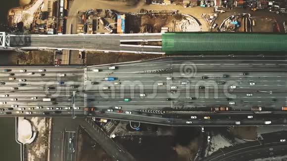 桥上汽车交通的鸟瞰图视频的预览图